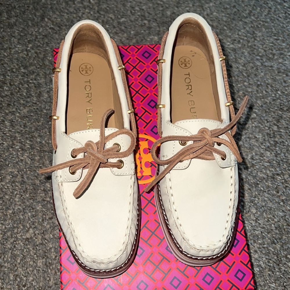 Tory Burch Boat Shoe. 6 - Picture 6 of 7